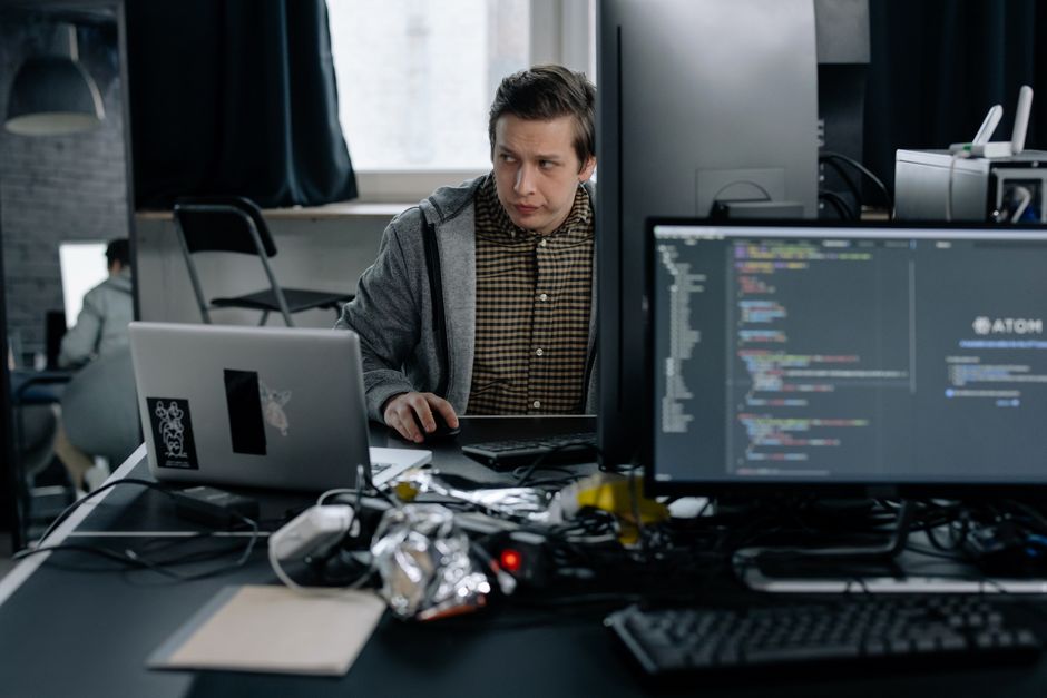 Programer u modernom uredu radi na kodu