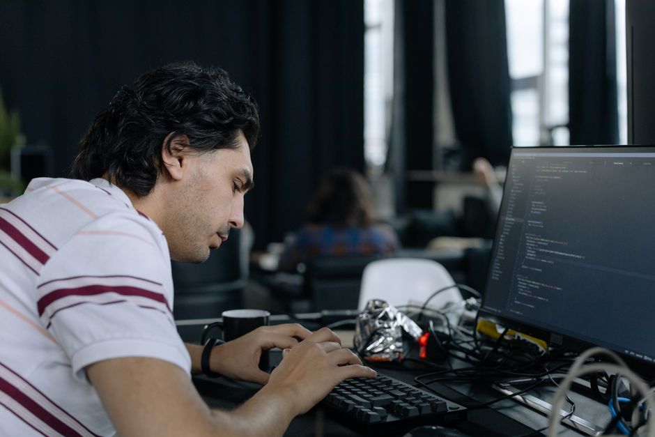 Programer intenzivno kuca na radnoj stanici